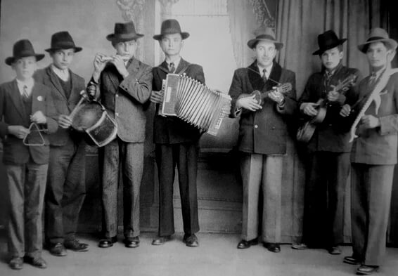 Orquestra popular de Covelas, Póvoa de Lanhoso, 1946. (Fonte: Memória de Portugal: dois séculos de fotografia).