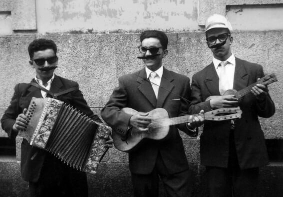 Portugal, Barcelos, Vila Frescainha de São Martinho, Junho de 1961. Rusgata, de rapazes que vão 