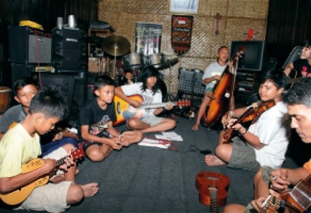 The Mardijkers Jr. (jovens de Tugu, norte de Jakarta) tocando Keroncong