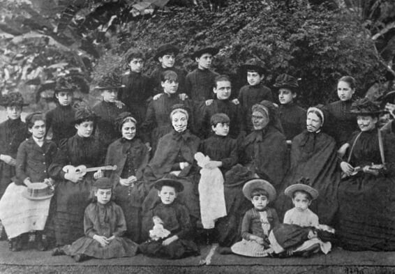“A Group of Funchal Ladies” Biddle, Anthony J. Drexel. 1896. The Madeira Islands (1ª ed.). Filadélfia: Drexel Biddle & Bradley Publishing Company (entre pp. 72 e 73).